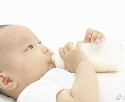 挤奶怎样操作有利于乳汁顺利排出？
