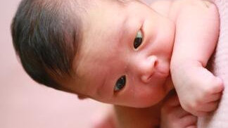 新生宝宝一天排便8次左右是属正常！