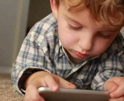 孩子沉迷手机？家长如何教会孩子自我管理？