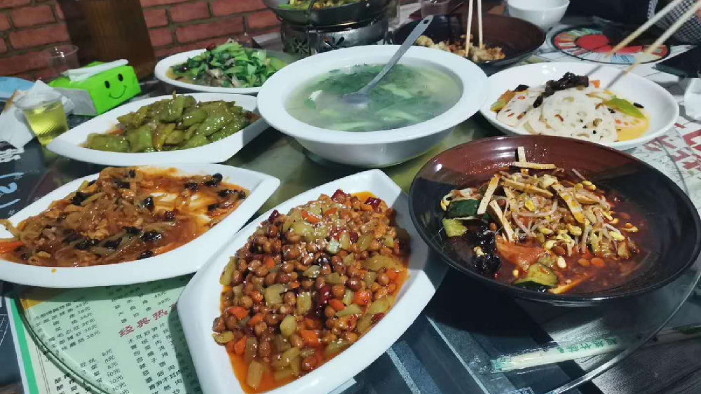 咸阳陈阳寨便民市场，这家小菜馆，最近被一帮美女给盯上了