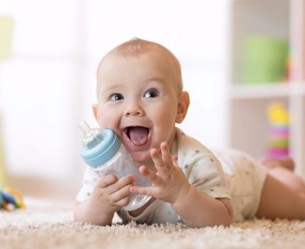 婴儿 2 个月 + 1 周大时的生活提示：婴儿的第一个社交微笑