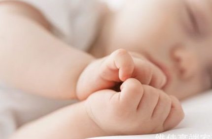 2个月的宝宝抱起来就睡觉，放下就哭闹，是为什么呢？
