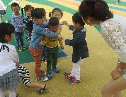 幼儿园老师提醒：这几类衣服不适合穿去学校，易引发孩子安全问题