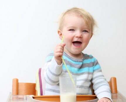配方奶粉应该喝到宝宝多大？宝宝什么时候可以喝纯牛奶或鲜奶？