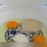 一碗面条，三个鸡蛋，美味的酥脆零食香甜可口，鸡蛋泡