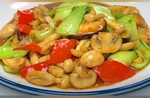 香菇、海鲜菇、猴头菇搭配青菜一起炒，口感爽脆，鲜香入味又营养
