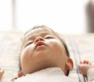 初冬已临近，宝宝体温进入“调试模式”，这样睡会导致小病不断